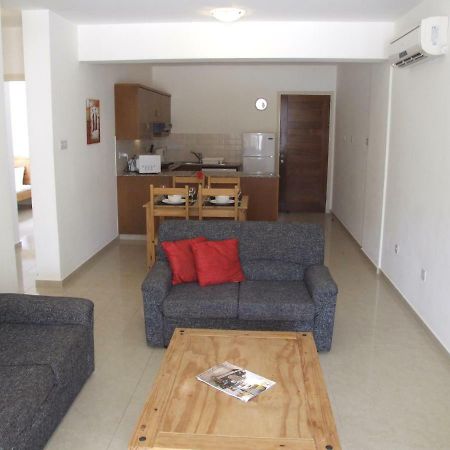 2 Bedroom Poolside Apartment E9 Peyia Dış mekan fotoğraf